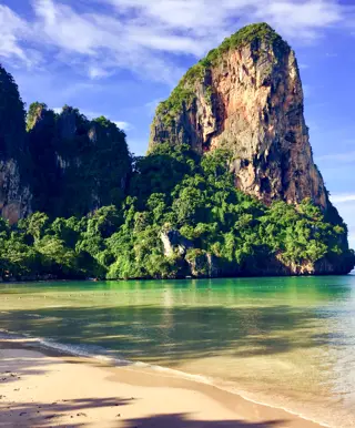 Im feinen Sand von Ao Nang-Strand entspannen